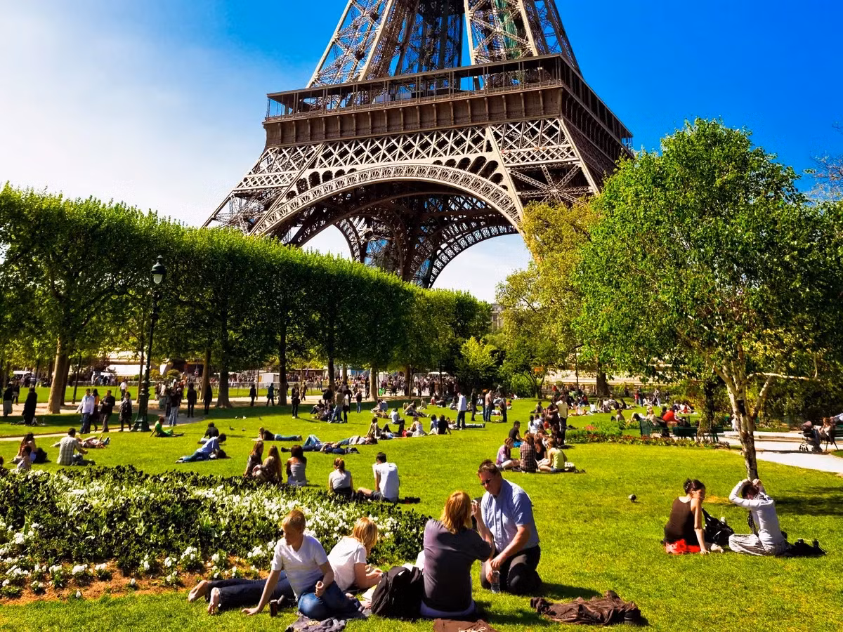 1. Tháp Eiffel ở thủ đô Paris, Pháp là công trình mang tính biểu tượng nổi tiếng thế giới. Nơi đây đón khách tham quan từ năm 1889. Từ đó đến nay, hàng triệu du khách khi ghé thăm thủ đô Paris hoa lệ thường không thể bỏ qua tháp Eiffel.