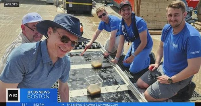 Một nhóm nhà khoa học dưới sự chỉ đạo của giáo sư Avi Loeb từ Đại học Harvard đã phát hiện 50 giọt nóng chảy ở độ sâu 2.000m dưới đại dương.