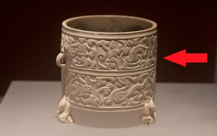 Chiếc bình này được chế tác tinh xảo, có hoa văn vô cùng độc đáo.