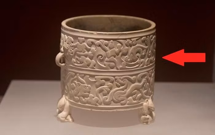 Chiếc bình này được chế tác tinh xảo, có hoa văn vô cùng độc đáo.