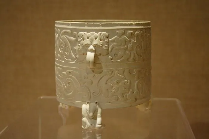 Chiếc bình ngọc có hình trụ, được làm bằng ngọc bích chất lượng cao.