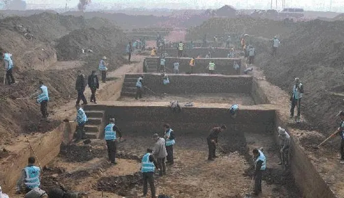 Câu chuyện về bảo vật này bắt đầu vào năm 1990, khi một người nông dân ở Trung Quốc phát hiện một ngôi mộ cổ chứa nhiều di vật văn hóa quý giá, bao gồm một món đồ đặc biệt là một chiếc bình ngọc.