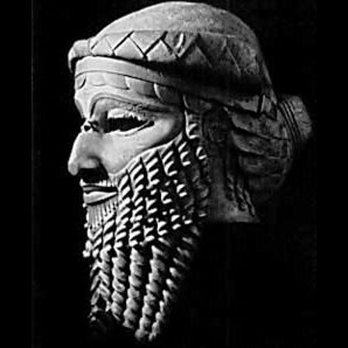 Tại đây, họ cũng khám phá một lăng mộ có thể là của Gilgamesh, trong đó có một bức tượng của ông đeo một vật thể giống như chiếc đồng hồ trên tay và ôm một con sư tử trưởng thành.