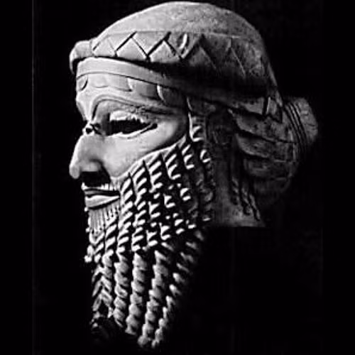 Tại đây, họ cũng khám phá một lăng mộ có thể là của Gilgamesh, trong đó có một bức tượng của ông đeo một vật thể giống như chiếc đồng hồ trên tay và ôm một con sư tử trưởng thành.