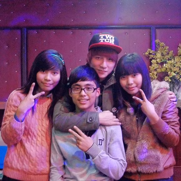 Vì còn khá nhỏ tuổi nên Việt Hoàng có phong cách giản dị giống như nhiều người bạn cùng trang lứa khác.