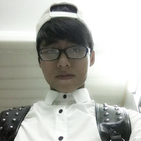 Cấp hai, Việt Hoàng học tại trường THCS Kỳ Bá, thành phố Thái Bình. Cậu bạn vốn là một học sinh khá giỏi, hiền lành và đặc biệt sở hữu nét bảnh trai, thư sinh giống hệt ông anh Sơn Tùng MTP.