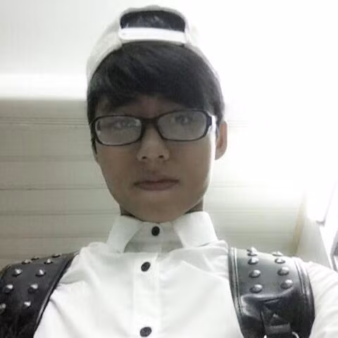 Cấp hai, Việt Hoàng học tại trường THCS Kỳ Bá, thành phố Thái Bình. Cậu bạn vốn là một học sinh khá giỏi, hiền lành và đặc biệt sở hữu nét bảnh trai, thư sinh giống hệt ông anh Sơn Tùng MTP.