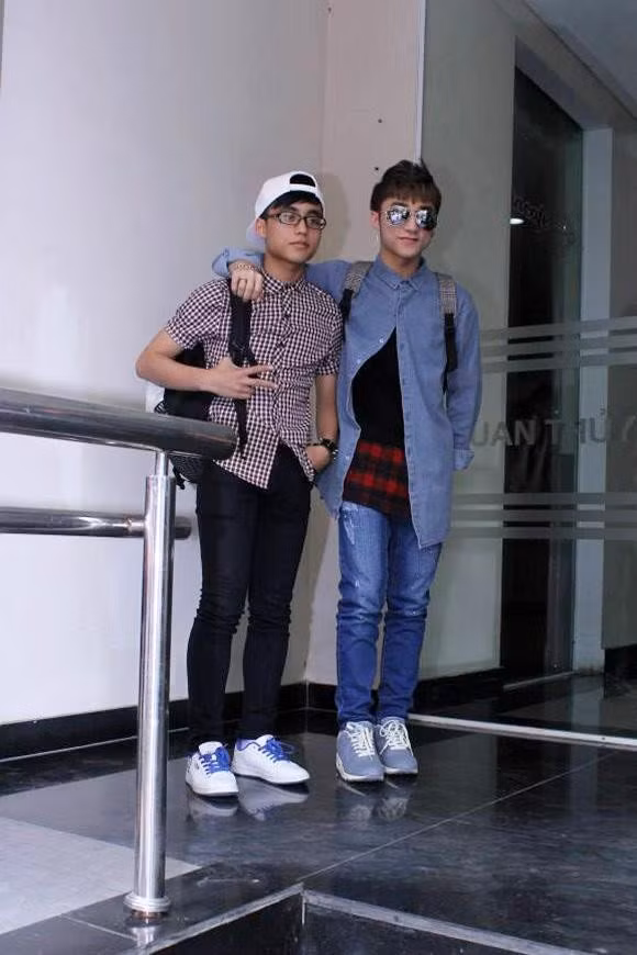 Mới đây, Việt Hoàng vừa lên Facebook khoe với bạn bè, người thân việc cậu thi đỗ vào trường THPT chuyên Thái Bình với số điểm 27,75. Ngay lập tức, Việt Hoàng nhận được rất nhiều lời chúc mừng từ bạn bè, dân mạng và từ chính các fan của ông anh trai nổi tiếng.