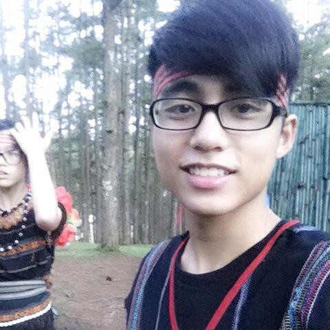 Học khá giỏi, lại xinh trai, hiền lành... Việt Hoàng cũng được nhiều người hy vọng sẽ trở thành một người tài giỏi, khẳng định được bản thân theo một cách riêng giống như ông anh Sơn Tùng MTP hiện rất nổi tiếng.