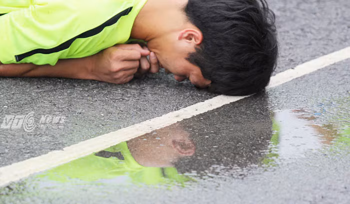 Công Phượng vốn là cầu thủ được nhận xét là luôn giữ được vẻ lạnh lùng, trầm tư trong những lúc "sóng gió" nổi lên. Tuy nhiên, các fan, khán giả cũng đã không ít lần chứng kiến cầu thủ này rơi lệ, xúc động nghẹn ngào và cả những khoảnh khắc thể hiện sự mệt mỏi, buồn chán. SEA Games 28 đã trôi qua, Công Phượng cũng cần nhanh chóng lấy lại tinh thần, tiếp tục tập luyện để hoàn tất một năm đầy biến động, chông gai của mình.