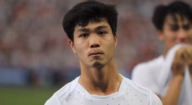 Tưởng chừng như tấm huy chương đồng và một trận đấu tưng bừng trước Indonesia ở trận tranh giải ba đã phần nào làm Công Phượng cũng như những cầu thủ khác nguôi ngoai, nhưng mới đây, chàng tiền đạo xứ Nghệ cho biết... chỉ là anh đang giấu cảm xúc vào trong.