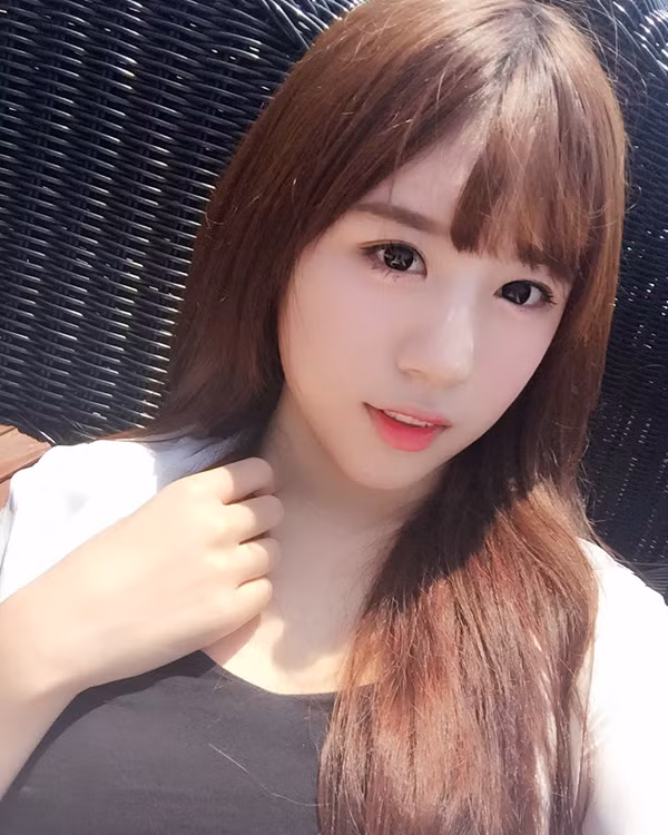 Ngắm nhan sắc giống hệt sao Hàn Quốc của hot girl căng tin trường.