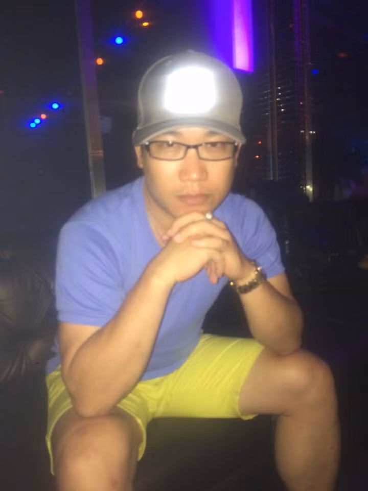 MC Cam Long cho biết, anh đã theo nghề MC từ năm 2003, thường làm công việc hoạt náo, dẫn chương trình tại các sự kiện, buổi văn nghệ... tuy nhiên riêng với công việc MC đám cưới, anh Long cho biết chỉ mới làm cách đây chưa lâu.