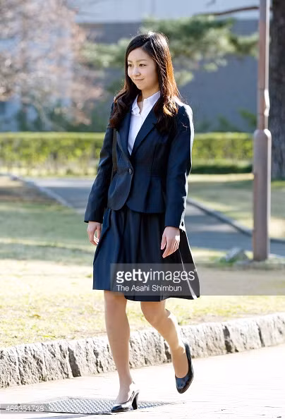 Năm 2012, Kako du học khóa tiếng Anh ở Đại học Trinity, Dublin. Sau đó, cô trở thành sinh viên trường Đại học Gakushuin.