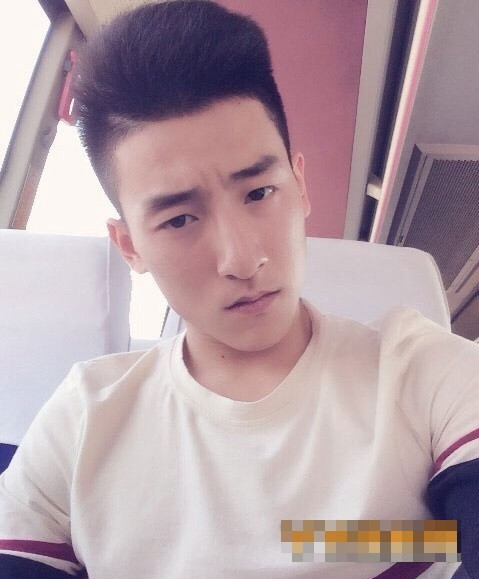 Vốn là người hòa nhã, năng động, Zhao Haonan không ngại công việc lương thấp là bán vé xe bởi với công việc này, chàng trai 21 tuổi có cơ hội được gặp gỡ nhiều người hàng ngày, nếu may mắn anh có thể làm bạn với hành khách và biết đâu, một “bóng hồng” nào đó sẽ đến với anh. 