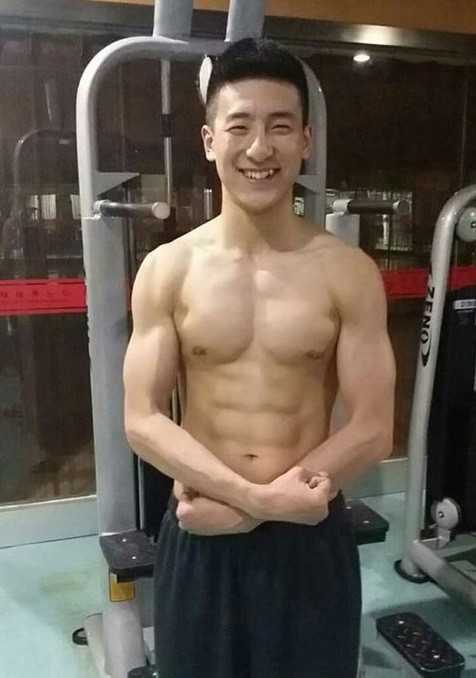 Theo tìm hiểu, chàng trai có bụng 6 múi Zhao Haonan thực sự rất yêu thích công việc hiện tại. Zhao Haonan miêu tả chiếc xe buýt nơi anh làm việc giống như một cộng đồng nhỏ, nơi anh có thể được nghe nhiều câu chuyện khác nhau từ những vị khách cởi mở. 