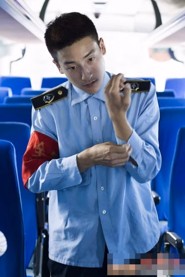 Một số dân mạng là phái nữ đã lên mạng chia sẻ rằng họ từng bị “hớp hồn” khi từng đi trên chuyến buýt mà Zhao Haonan làm phụ xe. Họ mong muốn được gặp lại anh chàng đẹp trai này nhiều lần, ngắm nhìn vẻ nam tính và nụ cười rất hiền của anh. 