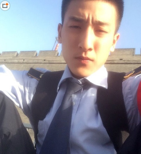 Sau khi tốt nghiệp trung học, Zhao Haonan làm việc cho công ty vận tải công cộng Tây An. Sau 2 năm đi làm, đến nay Zhao Haonan vẫn rất chăm chỉ, nhưng anh chia sẻ rằng cũng hơi buồn vì dù sở hữu ngoại hình “khá khẩm” nhưng vẫn chưa có mảnh tình vắt vai. 