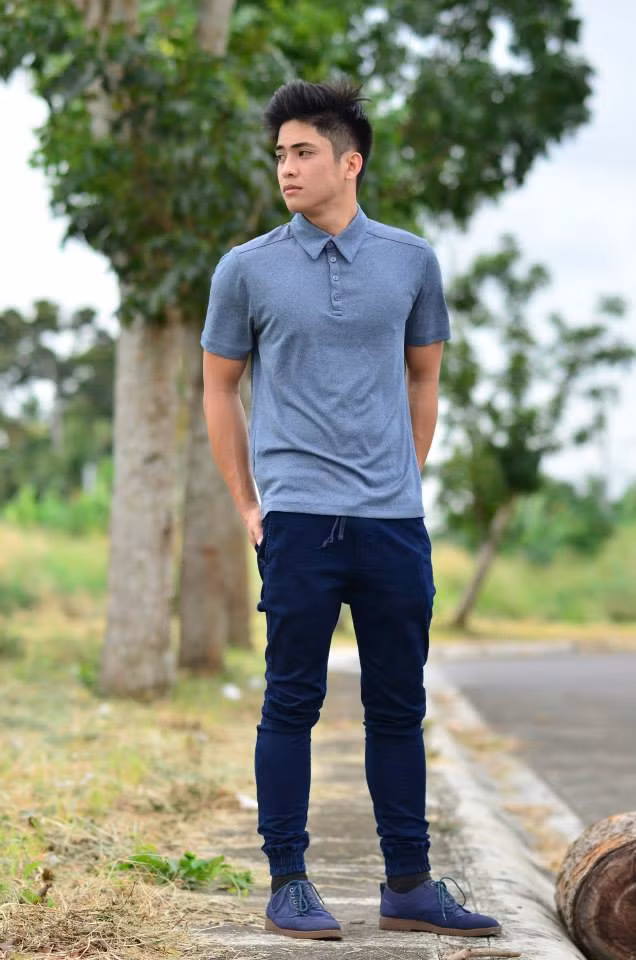 Theo tìm hiểu, chàng trai gây sốt này có tên Jayjay Arcilla, người Philippines. Năm nay mới 20 tuổi nhưng Jayjay Arcilla đã có thân hình, dáng vẻ đầy nam tính, phong thái chững chạc và khá lãng tử khiến các cô gái đổ "rào rào".