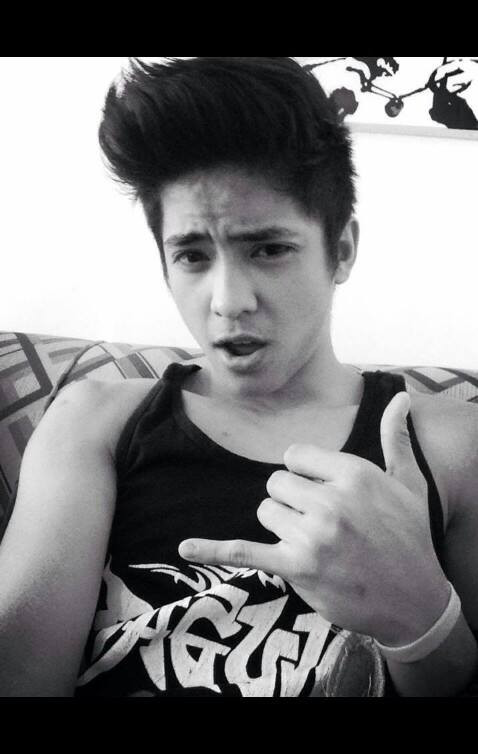 Anh chàng trong đoạn clip này có khuôn mặt rất bảnh trai, thân hình vạm vỡ, bụng 6 múi đầy nam tính... chưa kể những điệu bộ, cử chỉ trông rất ngầu đã giúp anh đánh gục nhiều cô gái ngay từ cái nhìn đầu tiên.