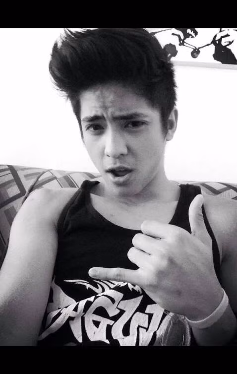 Anh chàng trong đoạn clip này có khuôn mặt rất bảnh trai, thân hình vạm vỡ, bụng 6 múi đầy nam tính... chưa kể những điệu bộ, cử chỉ trông rất ngầu đã giúp anh đánh gục nhiều cô gái ngay từ cái nhìn đầu tiên.