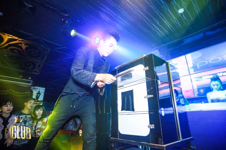 Dù khó khăn, vất vả, đôi khi phải nhận những phản ứng khác bạc bẽo từ khán giả... nhưng với Hoài Nam, ảo thuật vẫn là niềm đam mê cả đời, thậm chí nó còn được so sánh với từng hơi thở, với cuộc sống của chính bản thân Nam.