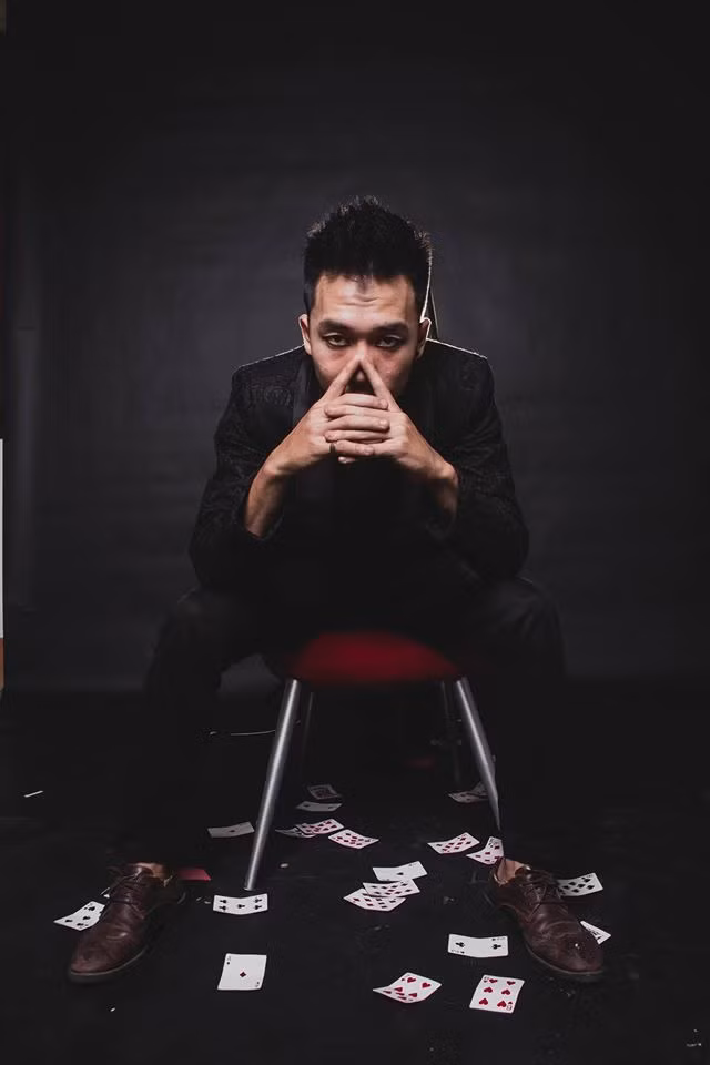 Trong một số bài giới thiệu về bản thân, tâm sự về nghề của Hoài Nam mới đây, chàng trai Hà Nội chia sẻ quan điểm từng xem ảo thuật là một nghề khá bạc bẽo. Dù luôn cố gắng tìm tòi, học hỏi từ nhiều nguồn khác nhau, đặc biệt là từ tài liệu nước ngoài, chuyên tâm khổ luyện, từng gặp nhiều tai nạn... nhưng Hoài Nam cho biết đôi lúc anh vẫn không thể thực sự chiều lòng được các khán giả.