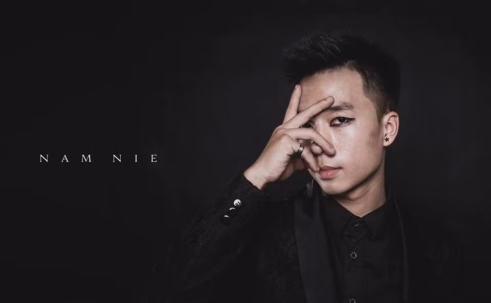 Theo tìm hiểu, ảo thuật gia 9X từng gây xôn xao đường phố Hà Nội với màn biểu diễn độc đáo tên thật là Dương Hoài Nam (nghệ danh Nam Nie), sinh năm 1993 và hiện đang hoạt động tự do với công việc chính là biểu diễn ảo thuật.