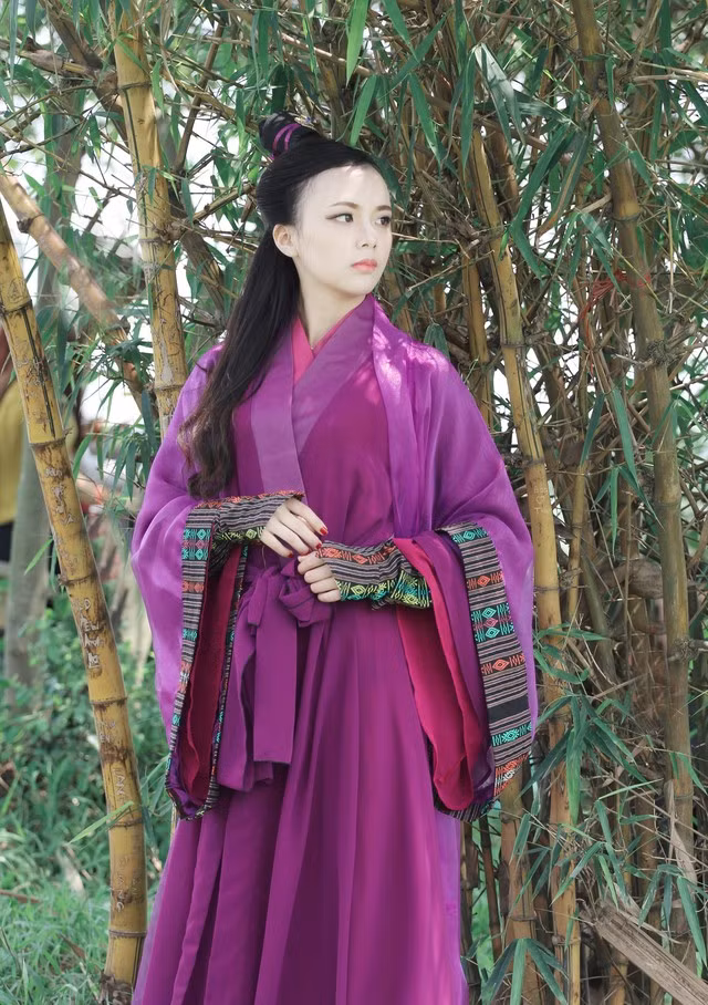 Thảo Ly cho biết, Lý Mạc Sầu là một nhân vật trên phim mà cô bạn rất yêu thích. Sau khi xem bộ phim "Thần điêu đại hiệp" cô nữ sinh Báo chí đã bị nhan sắc, thần thái của nữ đạo cô xinh đẹp làm cho mê mẩn.