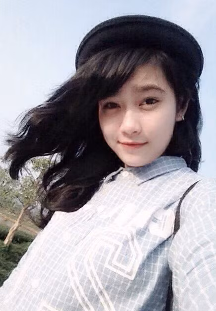 Học giỏi và có nhiều tài lẻ, sở thích của Thúy Hằng là tìm hiểu về những phương pháp, món đồ làm đẹp. Ngoài ra, cô bạn còn rất hứng thú với lĩnh vực kinh doanh và hiện tại đã sở hữu một shop online bán quần áo, mỹ phẩm làm đẹp khá ăn khách.