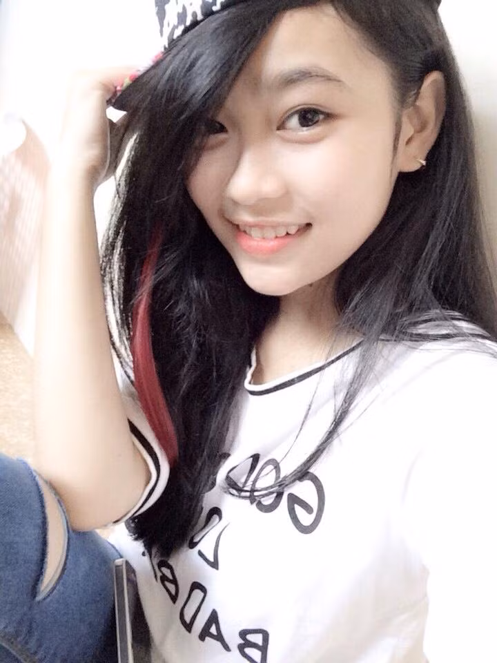 Bên cạnh đó, cô nàng cũng bộc lộ niềm đam mê thời trang của mình với những bức ảnh chụp lại các cách phối đồ, lựa chọn trang phục đơn giản nhưng vẫn đầy cá tính của mình.