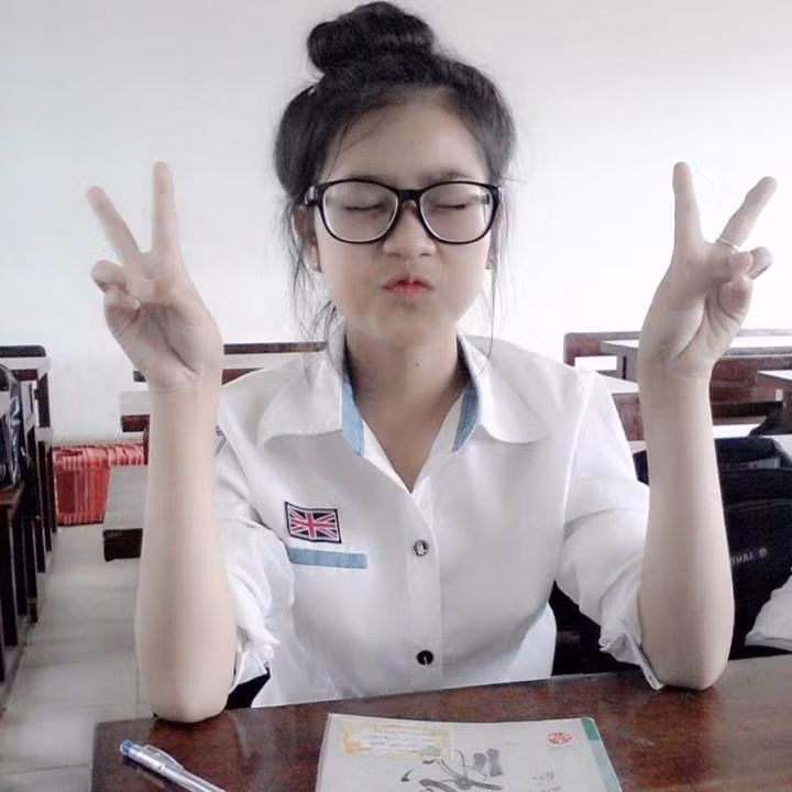 Nhưng ít ai biết, cô nữ sinh nhỏ bé này lại có thành tích học tập rất đáng nể. Thúy Hằng có nhiều năm liên tiếp là học sinh giỏi và nhiều hiểu biết về ngoại ngữ, đặc biệt là tiếng Trung.