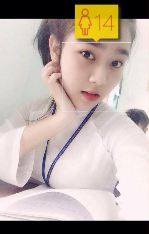 Thúy Hằng đang là học sinh trường THPT số 3 Bố Trạch. 9X Quảng Bình có vẻ ngoài xinh xắn, khuôn mặt ngây thơ, dáng người nhỏ nhắn thường được nhận xét là giống học sinh cấp hai.