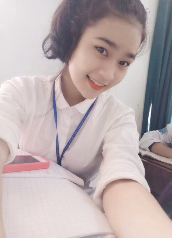 Trên trang cá nhân của mình, Thúy Hằng thường xuyên chia sẻ những bức ảnh ghi lại khoảnh khắc vui tươi, nhí nhảnh trong lớp học, cùng với bộ đồng phục thân quen.