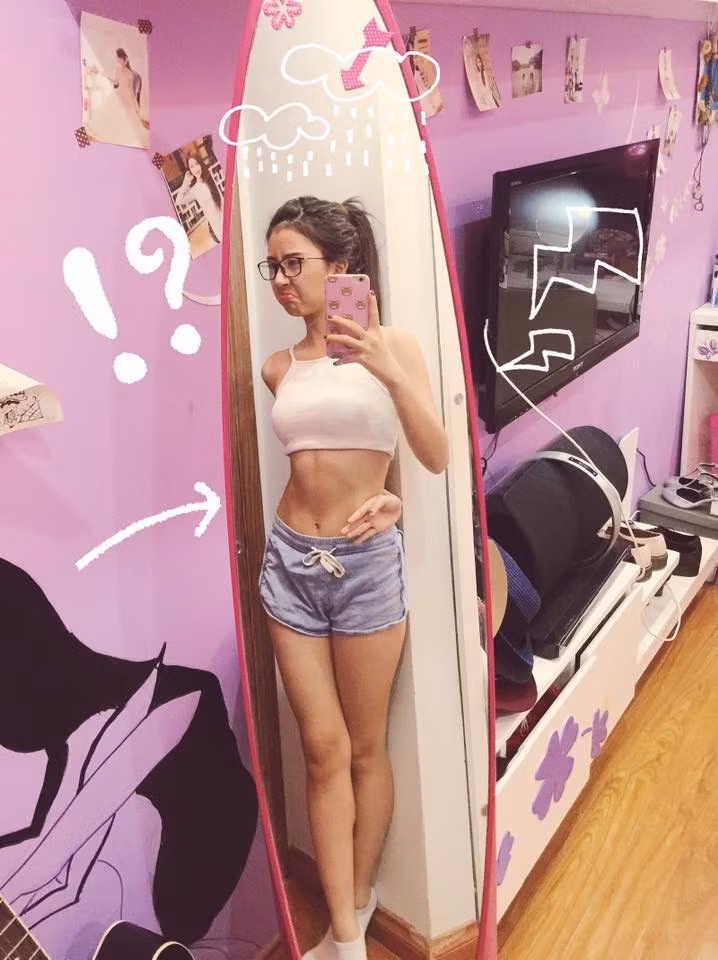 Vài ngày qua, các hot girl, người mẫu Việt thi nhau hưởng ứng phong trào này. Nhiều nhân vật thực hiện ngon lành, tuy nhiên những màn chạm tay vào rốn thất bại giống như của hot girl Quỳnh Anh Shyn vẫn khiến dân mạng thích thú, có được tiếng cười sảng khoái.