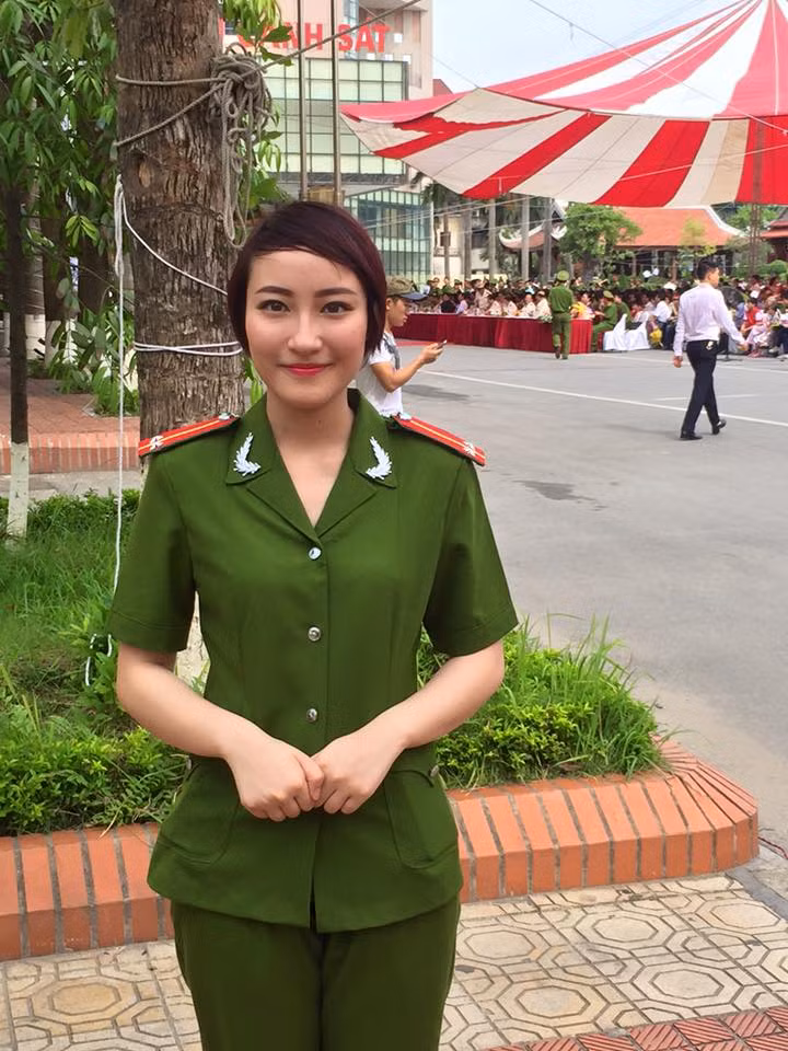 Theo nhận xét của một số thầy cô giáo, giảng viên, bạn bè của Phương Linh tại trường Học viện Cảnh sát, nữ thủ khoa xuất sắc này không chỉ học giỏi, mà còn là một gương mặt trẻ rất năng động, tính tình hòa nhã, dễ mến.