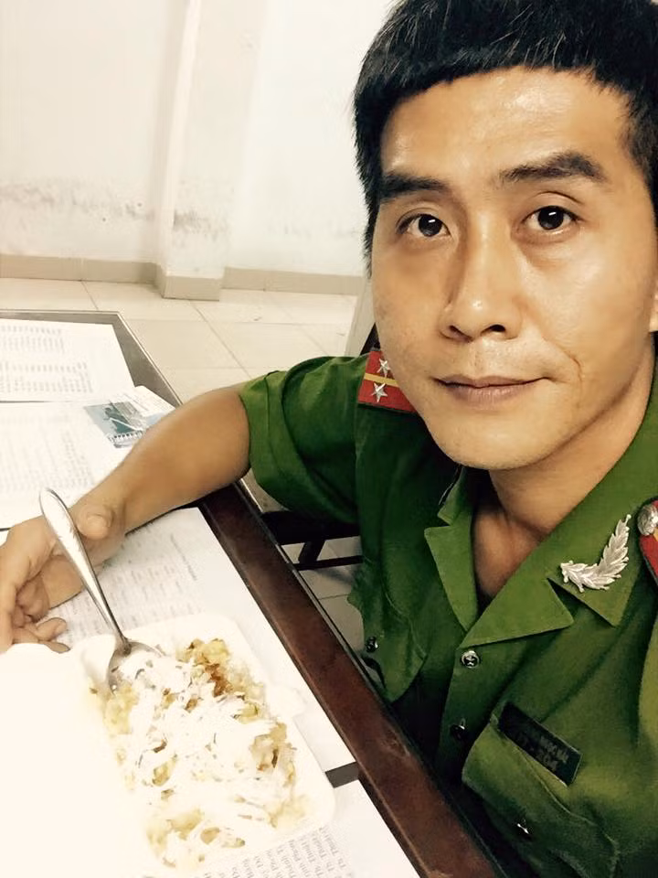 Theo tìm hiểu, thượng úy công an trong đoạn clip "lắc cùng Mỹ Lệ" gây bão mạng Việt mới đây tên thật là Nguyễn Hồ Ngọc Hải, là Công an phường Tân Lập, thành phố Nha Trang, Khánh Hòa. Ít ai biết, chú công an Hải từng được đơn vị, một số cơ quan báo chí nhắc đến như một tấm gương người tốt, việc tốt với nhiều hành động đẹp, giúp ích nhiều cho dân nhân.