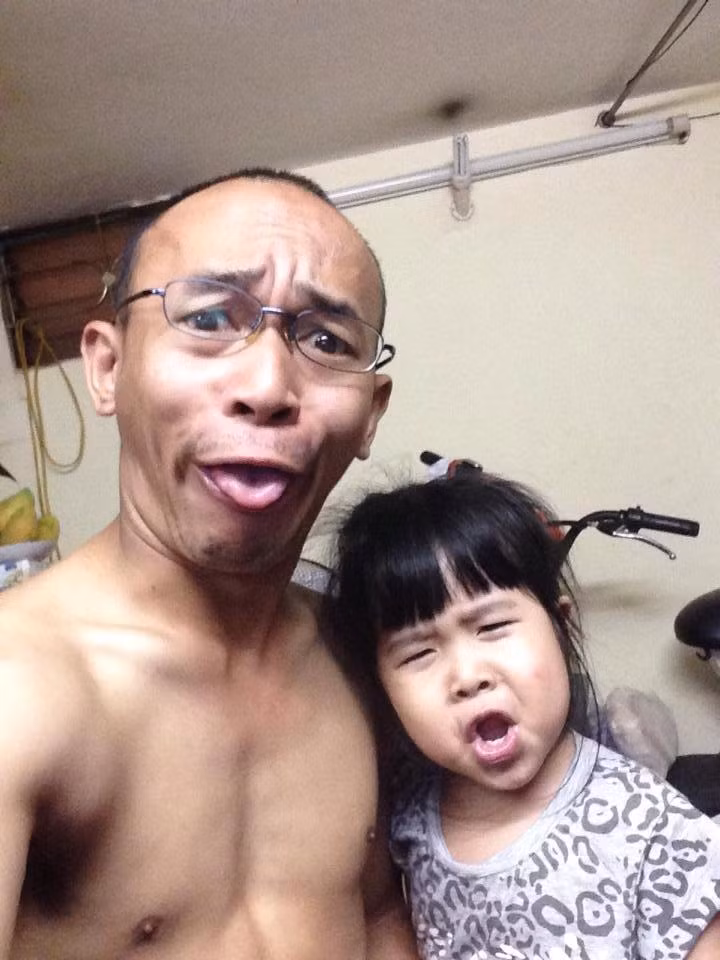 "Thánh quen" Jimmii Khánh và cô con gái lớn 6 tuổi cũng có rất nhiều bức ảnh "tự sướng" dí dỏm, với cách biểu cảm bá đạo, hài hước.