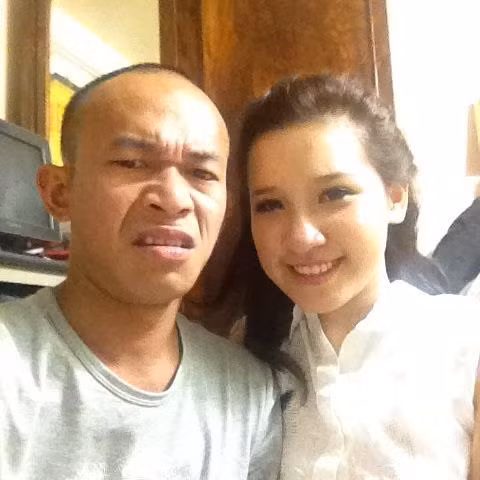 Đúng với phong cách thường thấy, Jimmii Khánh rất thường xuyên khoe lên mạng những bức ảnh "tự sướng" bá đạo với biểu cảm khuôn mặt hài hước. Cô vợ xinh đẹp của anh cũng không ngại xuất hiện trong những tấm ảnh này.