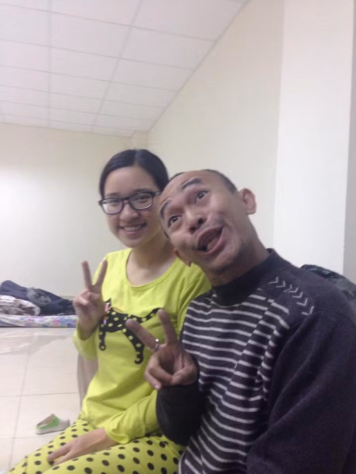 Sự đối lập về ngoại hình của cặp vợ chồng trẻ trở thành điều rất thú vị trong những bức ảnh tự sướng này. Với việc cưới được cô vợ xinh đẹp, vui tính và nghịch ngợm chẳng kém mình, "Thánh quen" khiến khá nhiều dân mạng, người quen biết phải ghen tị, khâm phục.