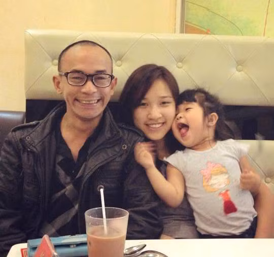 Nhưng ngắm nhìn những hình ảnh về gia đình nhỏ của Jimmii Khánh hiện tại, bạn bè và nhiều dân mạng đều cảm thấy thích thú bởi sự đáng yêu của từng thành viên.