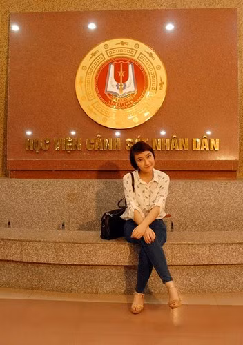 Phương Linh còn tích cực với phong trào Đoàn và liên tục giành giải cao trong các cuộc thi văn nghệ: Giải nhì Hội diễn văn nghệ 20/11, Giải nhất Hội diễn văn nghệ chào mừng ngày thành lập Đoàn, Giải nhất cuộc thi hát tiếng Anh…