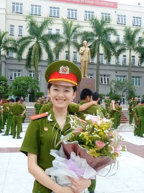 Không chỉ có thành tích học tập, rèn luyện chuyên môn tốt, Bích Thu còn được nhận xét là rất đa tài, năng nổ. Trong 5 năm học, cô bạn đảm nhận nhiều công việc như viết báo, chủ nhiệm Câu lạc bộ Nội san, dẫn chương trình… dù có vất vả nhưng cô luôn sắp xếp thời gian hợp lý, chủ động trong việc lên kế hoạch để đảm bảo vẫn hoạt động phong trào tốt nhưng kết quả học tập vẫn không bị ảnh hưởng.