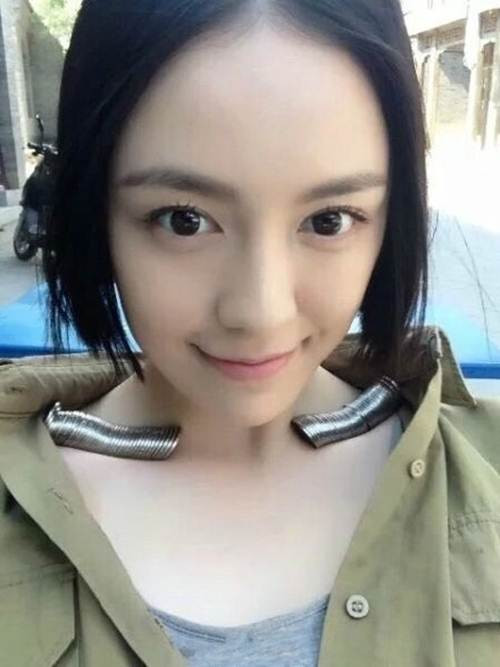 Thân hình mảnh mai, có chiếc cổ dài và vùng xương quai xanh, xương vai lộ rõ đang là "mốt" của các cô gái trẻ ở nhiều quốc gia. Để khoe dáng đẹp, chứng minh bản thân có được thân hình mảnh mai đạt chuẩn, các cô gái ở Trung Quốc mới đây vừa nghĩ ra một phong trào mới khá dị hợm.