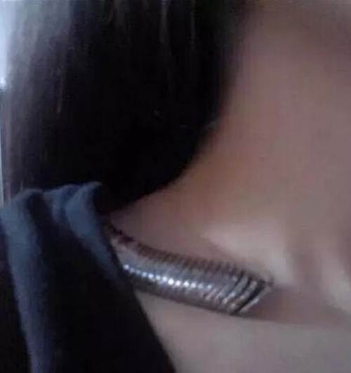 Tuy nhiên, nhiều bạn trẻ cũng đặt ra những phán đoán không hay về phong trào này. Nhiều khả năng, phong trào này sẽ sớm "tắt ngóm" bởi kiểu kiểm tra này tương đối thiếu chính xác. Nhiều cô gái dù có vùng xương vai hõm sâu nhưng phần bụng dưới vẫn có mỡ thừa và thân hình không nuột nà, hoàn hảo.