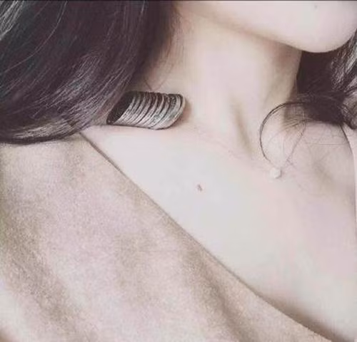 Tiếp đó, với kiểu chụp hình "nửa kín nửa hở" như thế này, các biến tướng của phong trào này sẽ rất dễ xuất hiện, tràn ngập trên mạng. Chủ nhân những tấm hình này có thể sẽ phải khổ sở nếu như ảnh của mình bị những dân mạng tinh nghịch lấy về "chế tác".