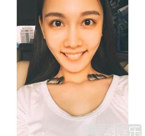 Các cô gái trẻ thi nhau đặt tiền xu vào hõm xương vai để khoe thân hình mảnh mai. Cô gái nào càng đặt được nhiều đồng xu vào vùng hõm xương này, chứng tỏ cô gái đó càng mảnh mai và sexy.