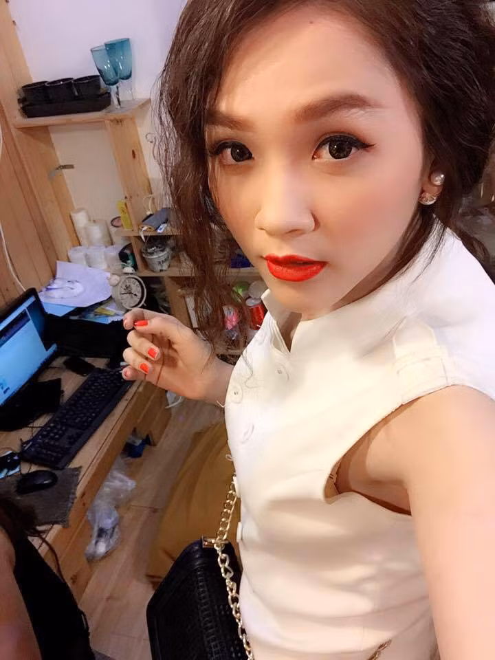 Một vài dân mạng khẳng định, đứa con của các bà mẹ đơn thân sau này lớn lên, đi học sẽ gặp rắc rối, có những cảm xúc khó nắm bắt khi chứng kiến bạn bè ai cũng có đầy đủ cha mẹ. Chưa kể những định kiến mà xã hội, những người xung quanh đặt vào những đứa trẻ không có cha. Qua đó phê phán những bà mẹ vì muốn tận hưởng cuộc sống tự do, ý thích của bản thân mà không nghĩ sâu xa về tương lai của con cái.