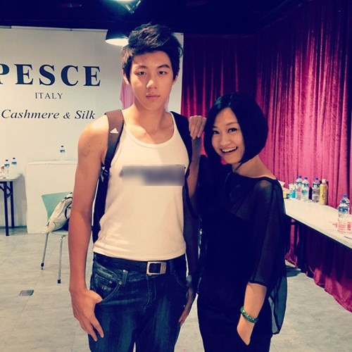 Điều đặc biệt là hot boy cởi trần bán bánh ngoài đời cũng là một người mẫu. Anh từng tham gia một số cuộc thi siêu mẫu đạt giải xuất sắc, ký được hợp đồng người mẫu.