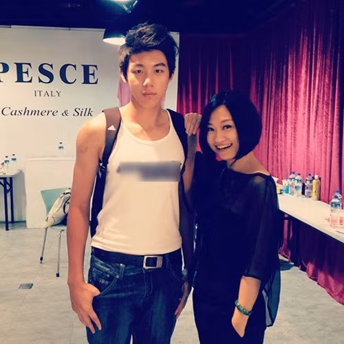 Điều đặc biệt là hot boy cởi trần bán bánh ngoài đời cũng là một người mẫu. Anh từng tham gia một số cuộc thi siêu mẫu đạt giải xuất sắc, ký được hợp đồng người mẫu.